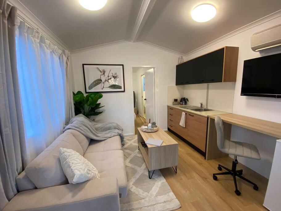 Hidden Pines - Close To Une/schools, Parkland View Apartment